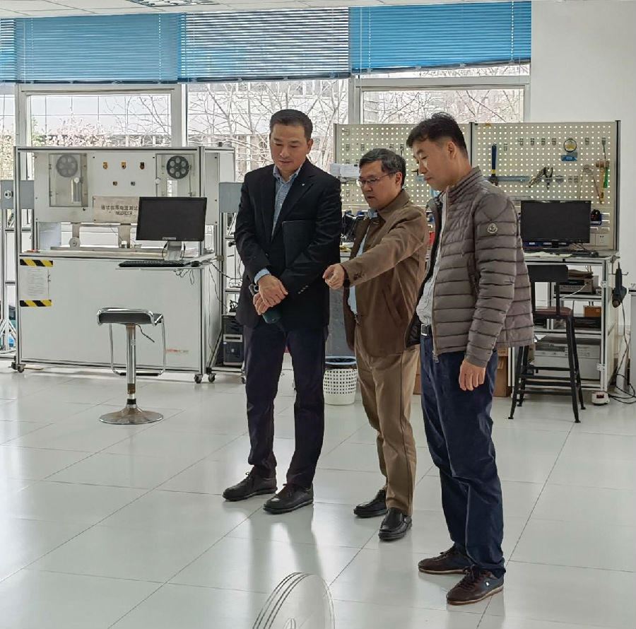 验收专家组听取项目验收汇报